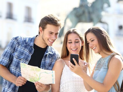 Junge Leute mit Handy Junge Leute mit Handy